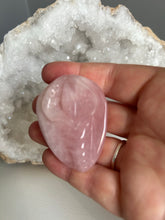 Load image into Gallery viewer, Yoni | Rose Quartz
